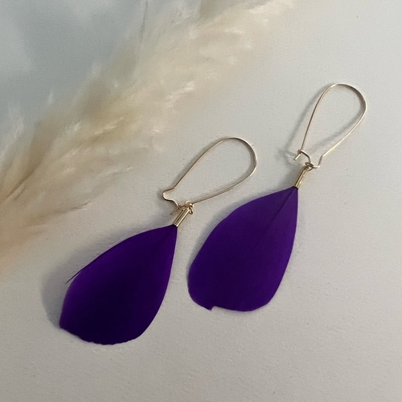 Flirty Hippie Chic Lightweight Feather Earrings - Feather Kawaii Hoops Earrings - Picture 15 of 16